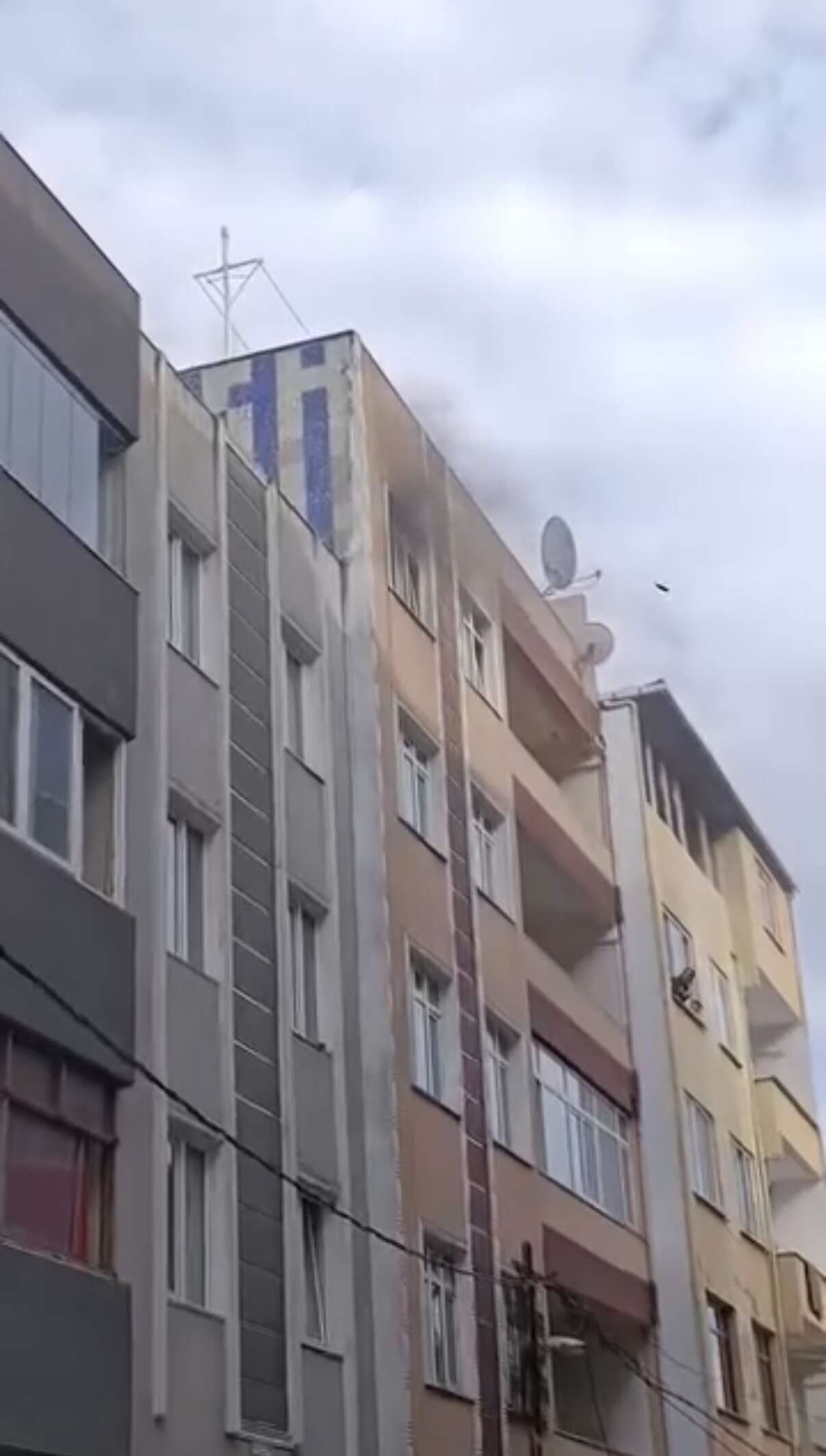 Yangın ihbarına giden ekipler, evde başka bir şeyle karşılaştı 1